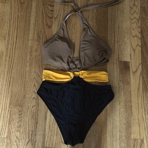 Fashion Nova Jill O Ring Cutout 1 Piece Swimsuit - Multi Color size Medium - Picture 4 of 7